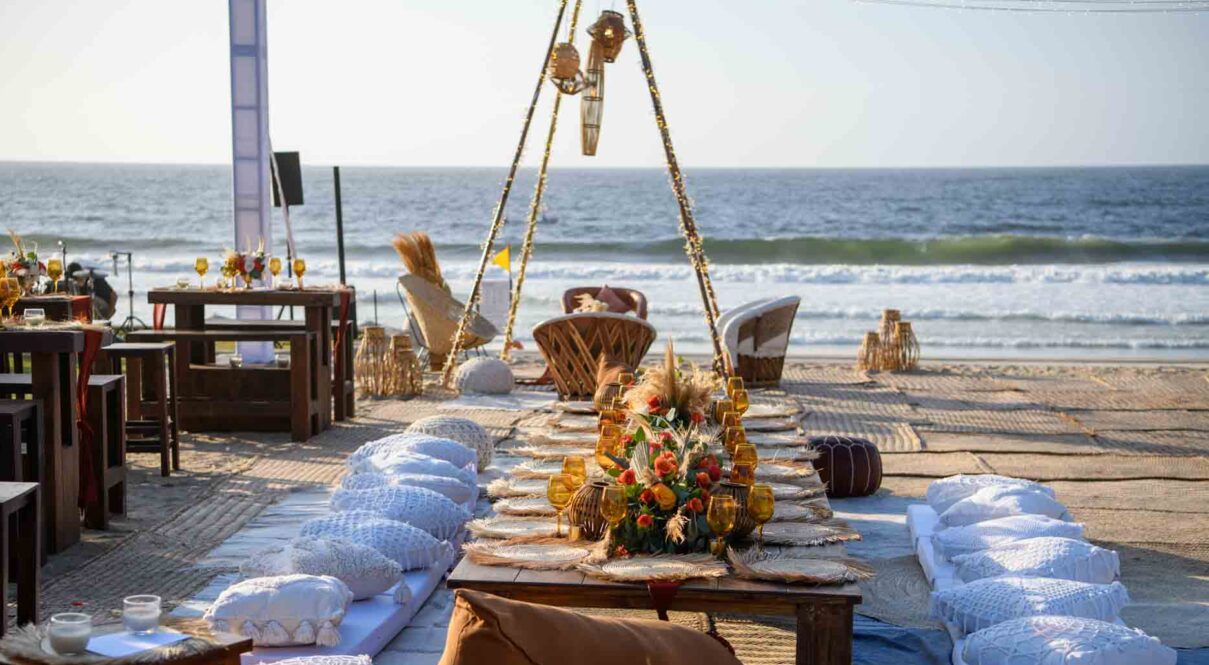 Cojines y mesa puesta en la playa