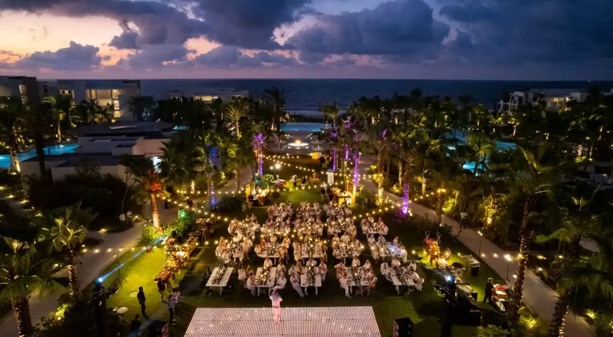Vista aérea del resort donde se lleva a cabo la ceremonia de la boda y los invitados disfrutan