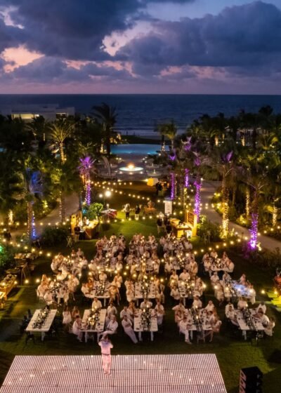Vista aérea del resort donde se lleva a cabo la ceremonia de la boda y los invitados disfrutan