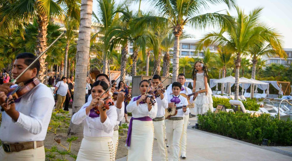 Grupo de personas tocando el violín alrededor del hotel.