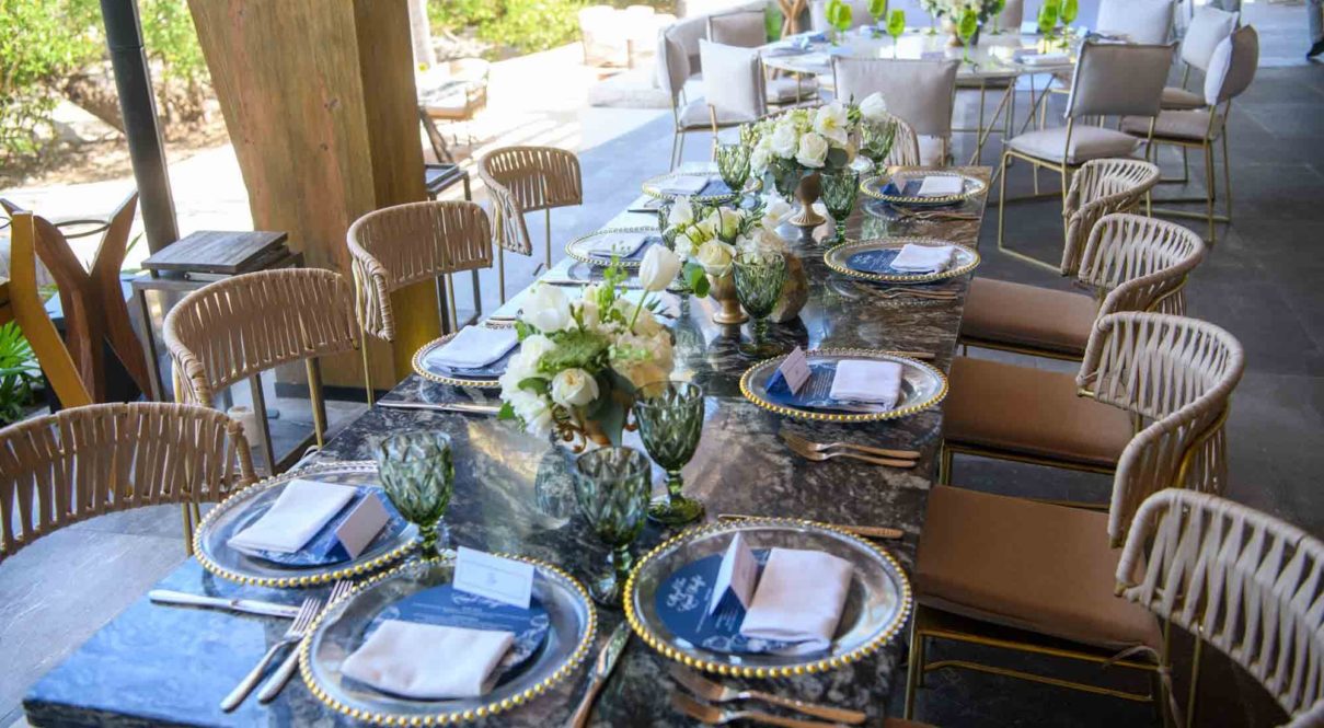 Imagen de las mesas de comedor en el restaurante al aire libre.