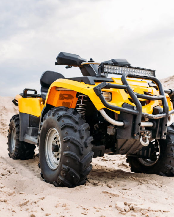 ATV amarillo en la arena
