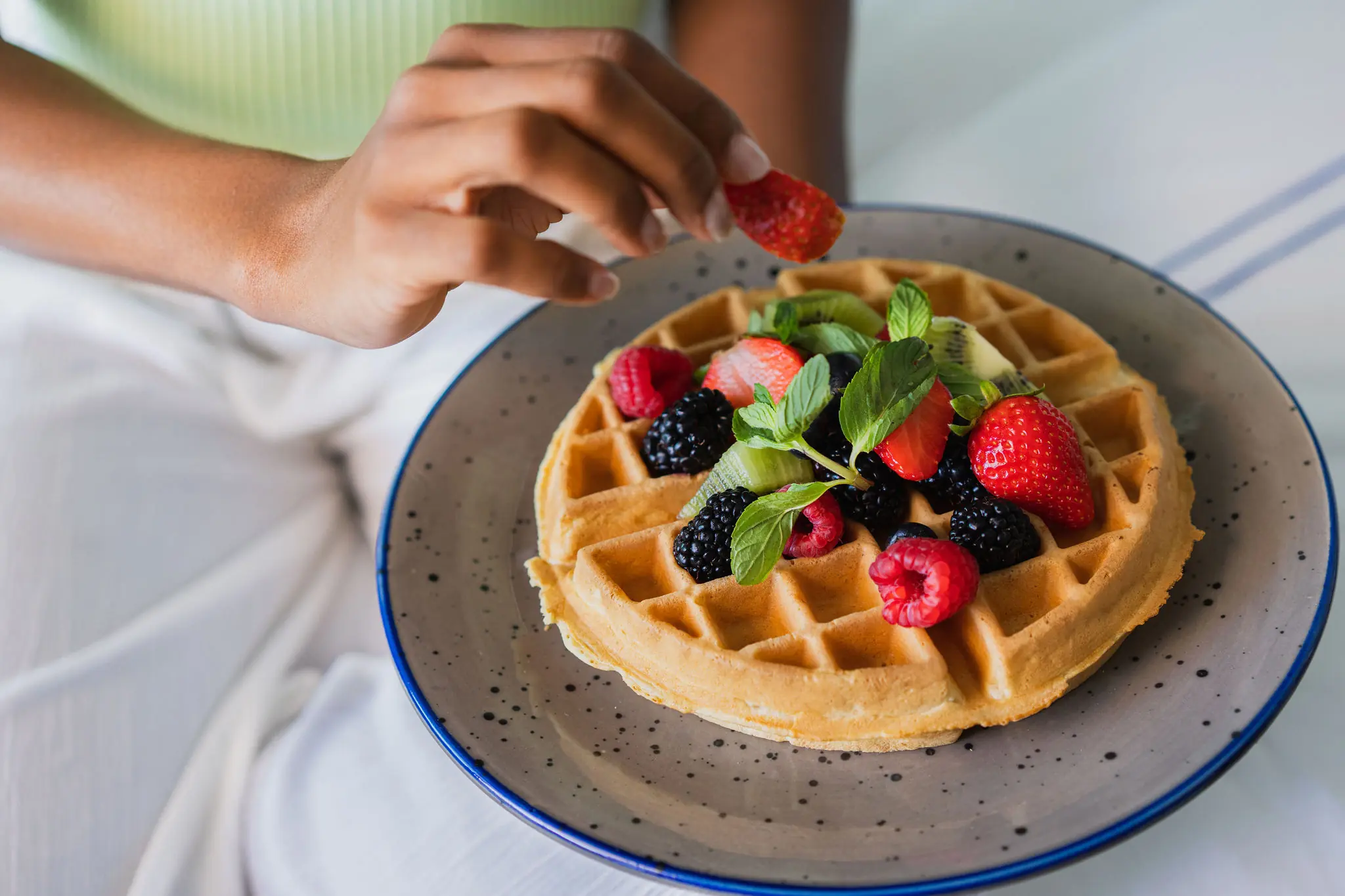 Waffle vegano en el plato sobre la mesa