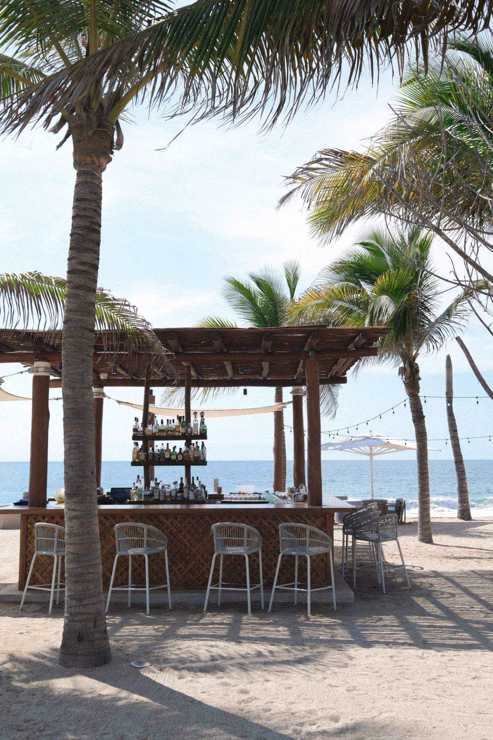 Imagen de la barra del bar con sillas en la playa