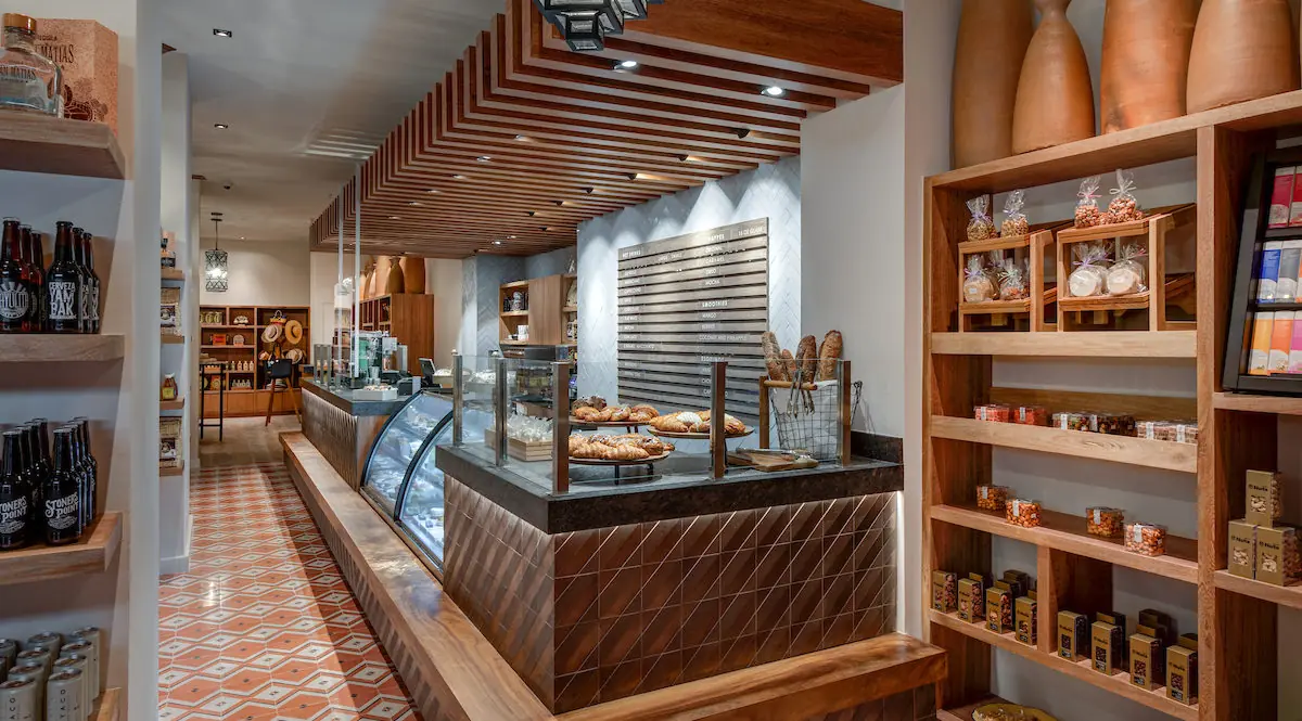 Imagen de la panadería con otros productos en el estante.