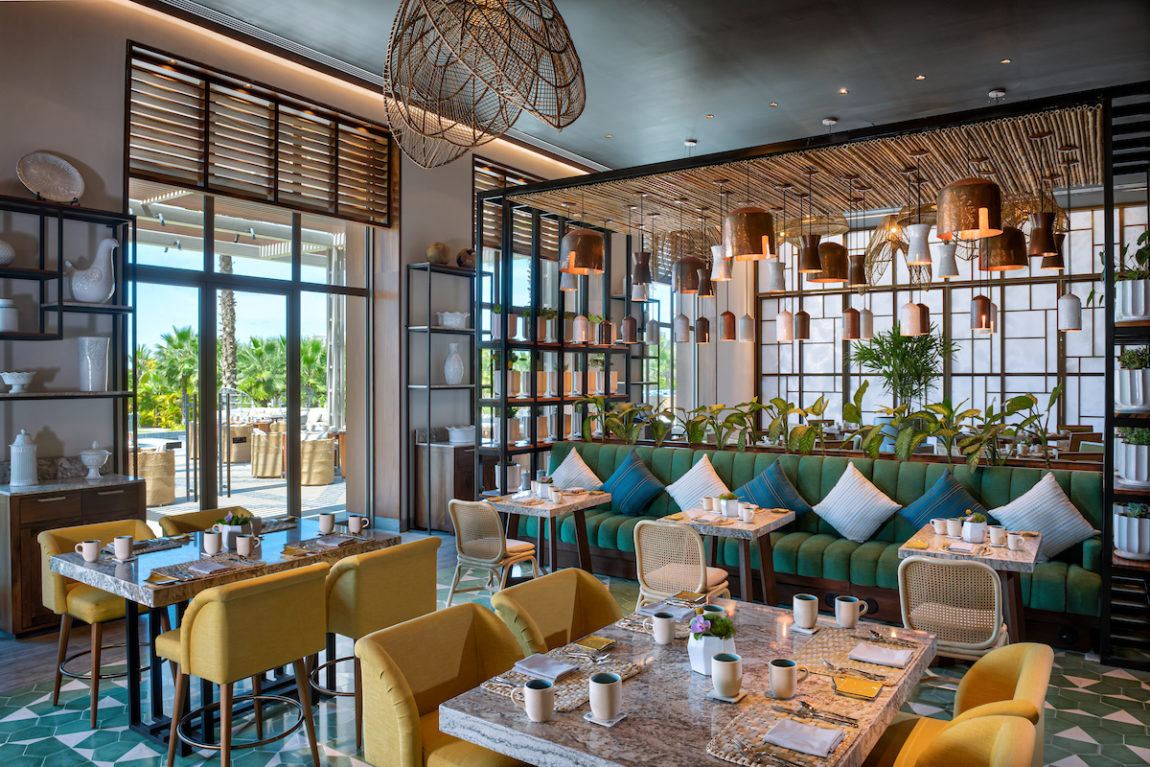 Imagen del restaurante decorado con luces colgantes y otros elementos.