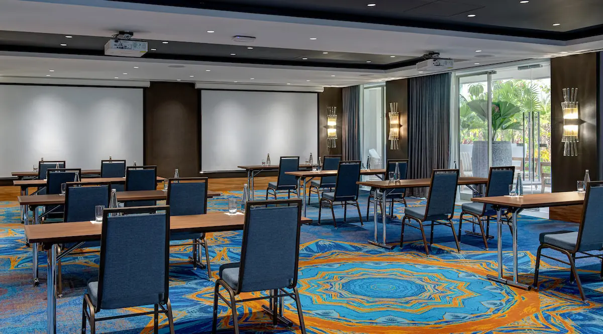 Salón con Mesa y sillas para el evento