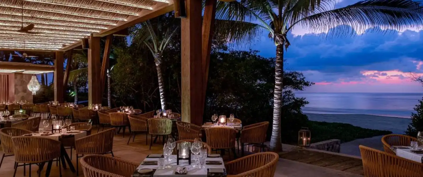 Restaurante al aire libre con vista al mar