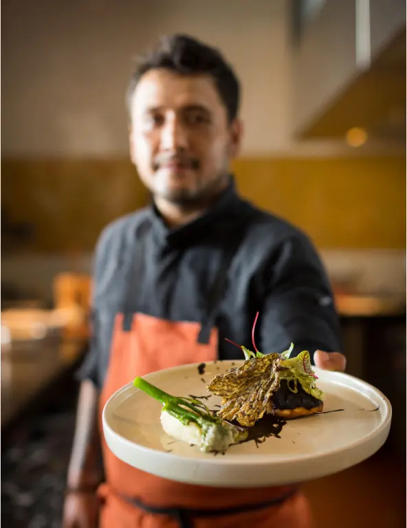 Imagen del chef sosteniendo la merienda