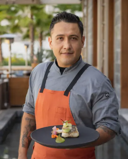 Imagen del chef sosteniendo bocadillos
