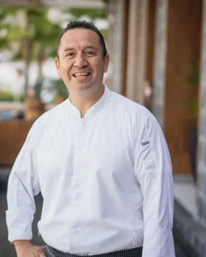 foto del chef con vestido blanco