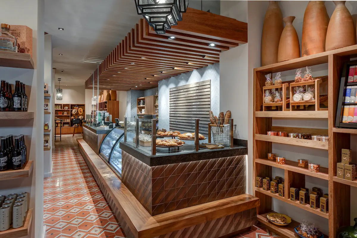 Exhibición de dulces y aperitivos cuidadosamente dispuestos e iluminados para atraer y seducir a los clientes.