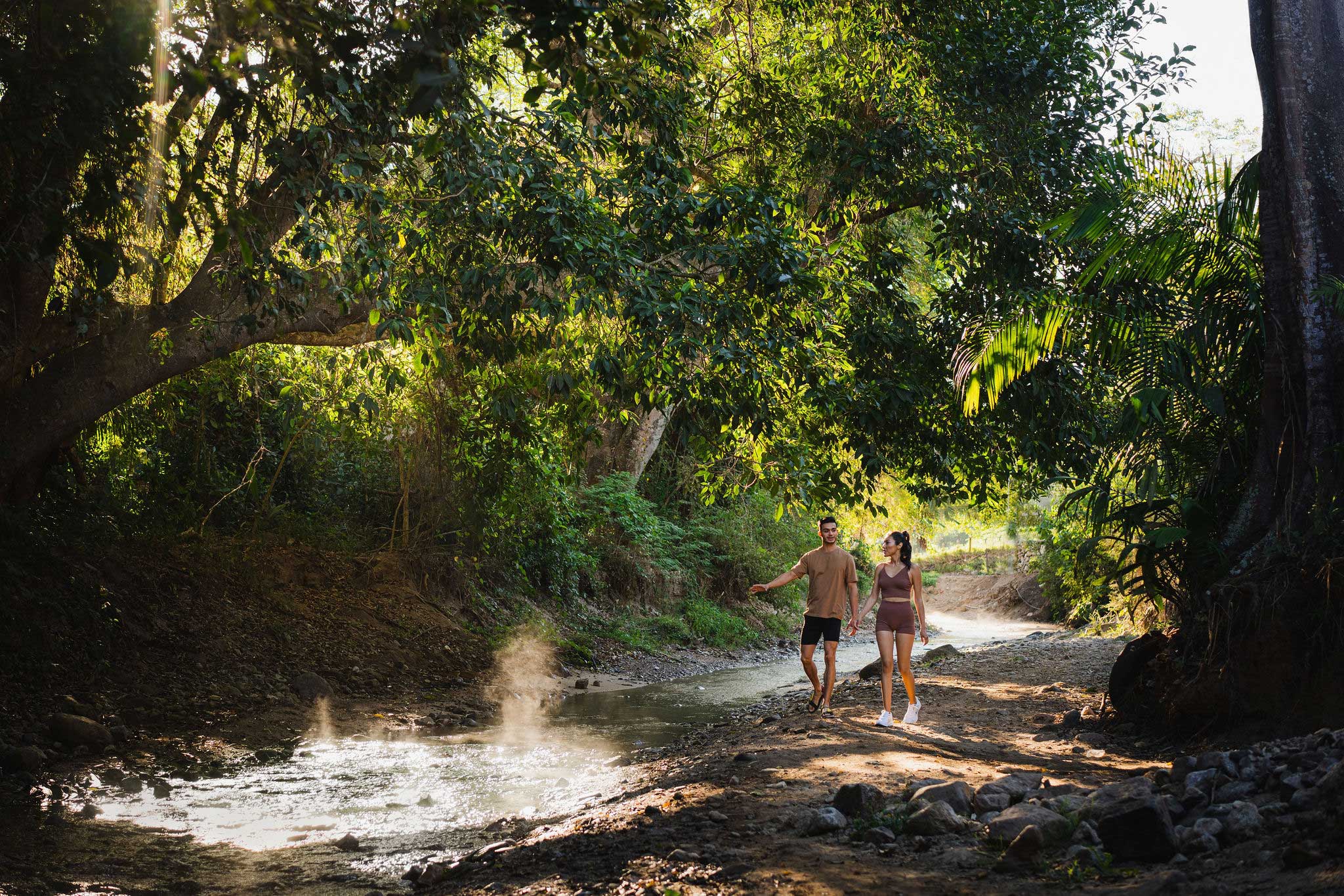 pareja caminando